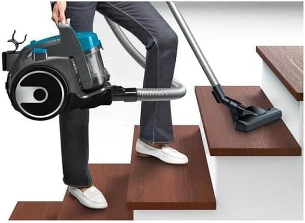 Scopri l'aspirapolvere senza sacco Bosch BGS05X240 con motore potente da 700W. Prestazioni superiori, tecnologia avanzata e pulizia efficace per la tua casa.