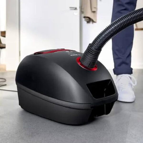 Scopri la Bosch BGB41POW1, aspirapolvere a traino da 850W con prestazioni eccellenti. Leggi la nostra recensione completa, scheda tecnica dettagliata e confronto prezzi per scegliere il miglior aspirapolvere per la tua casa.